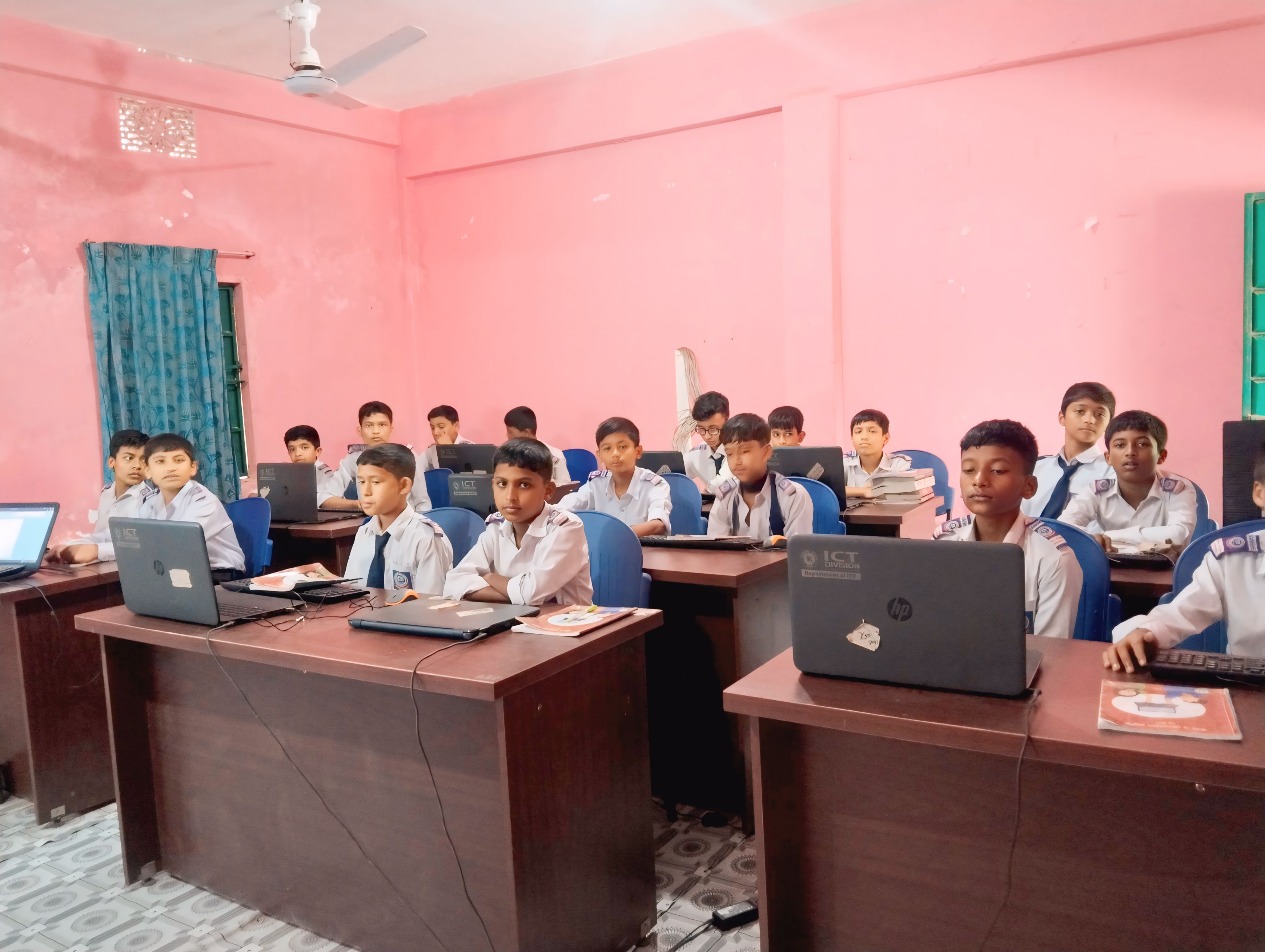 শিক্ষার্থীদের কম্পিউটার শেখা 